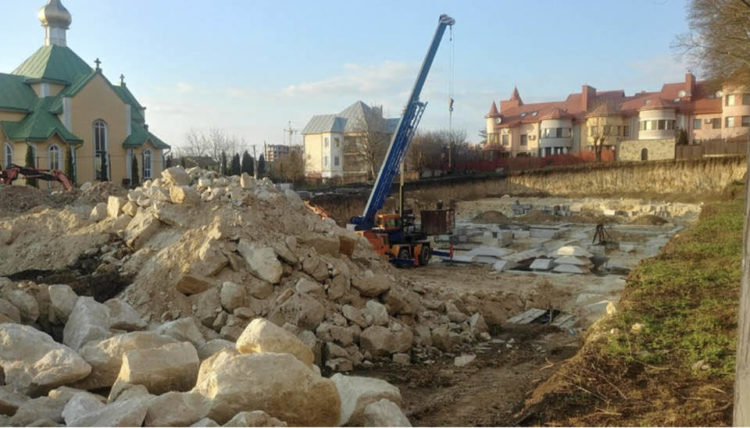 Скандал навколо церковної землі: Верховний суд зупинив незаконне будівництво у Тернополі