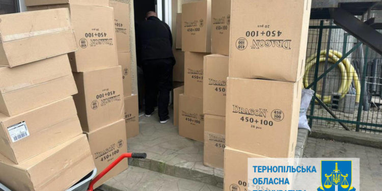 На Тернопільщині затримали сімох осіб, які організували підпільний цех з виробництва сигарет