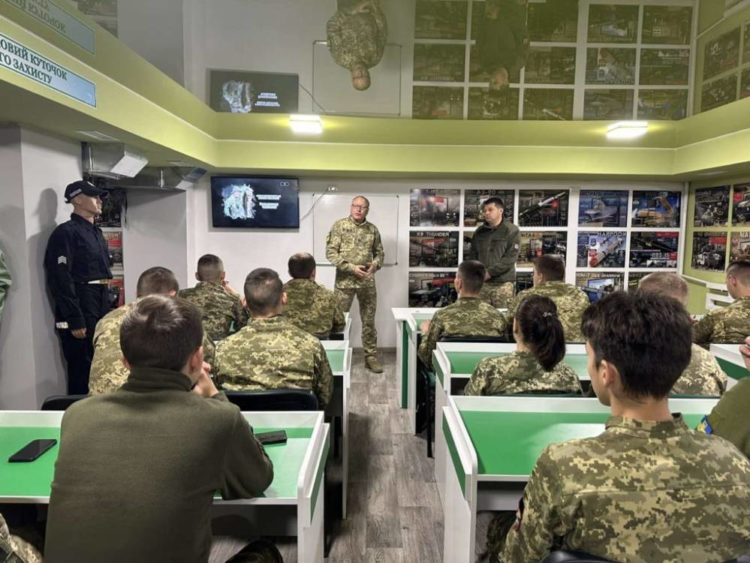 Воїн ЗСУ і режисер Олексій Гончарук репрезентував свій новий фільм курсантам Тернопільського коледжу