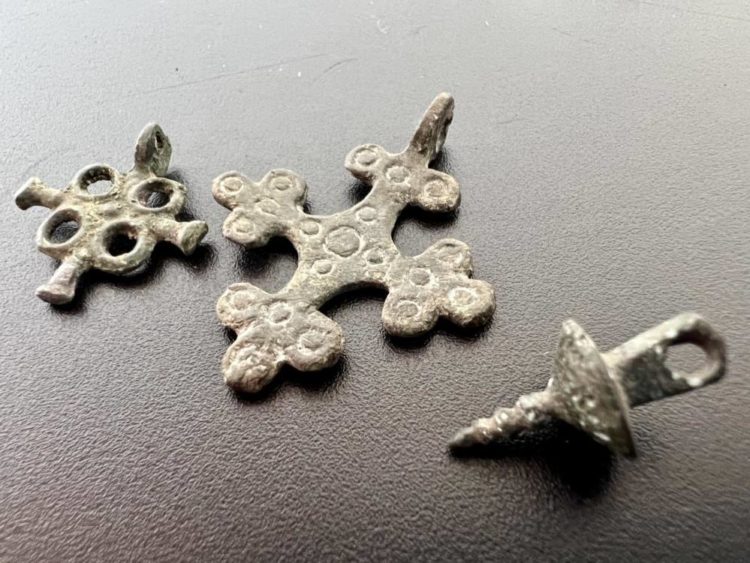 До США намагалися незаконно продати старовинний натільний хрест, який знайшли на Тернопільщині