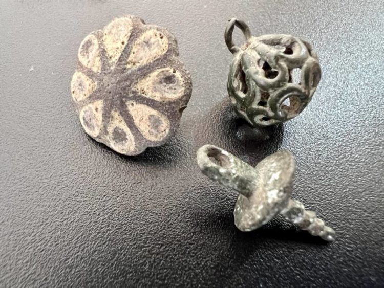 До США намагалися незаконно продати старовинний натільний хрест, який знайшли на Тернопільщині