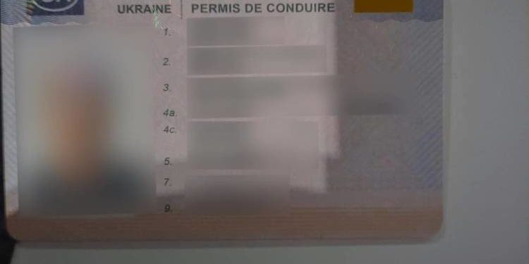 На Тернопільщині патрульні зупинили чоловіка, який керував автівкою з підробленим водійським посвідченням