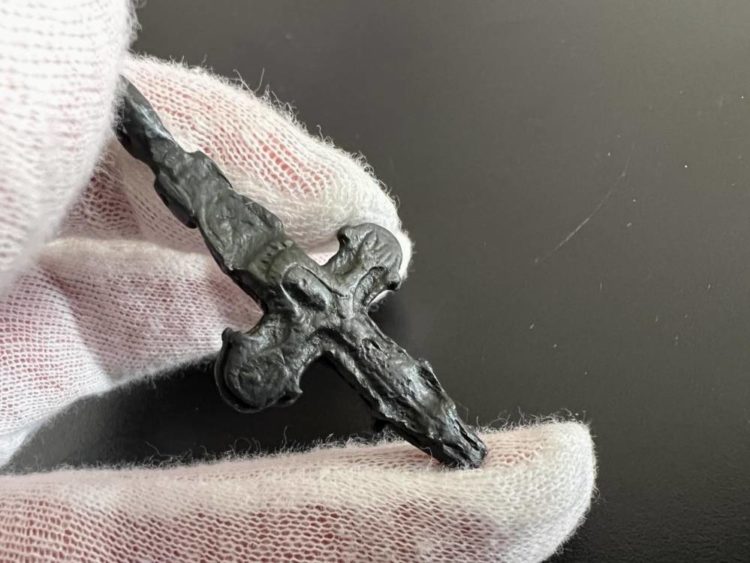 До США намагалися незаконно продати старовинний натільний хрест, який знайшли на Тернопільщині