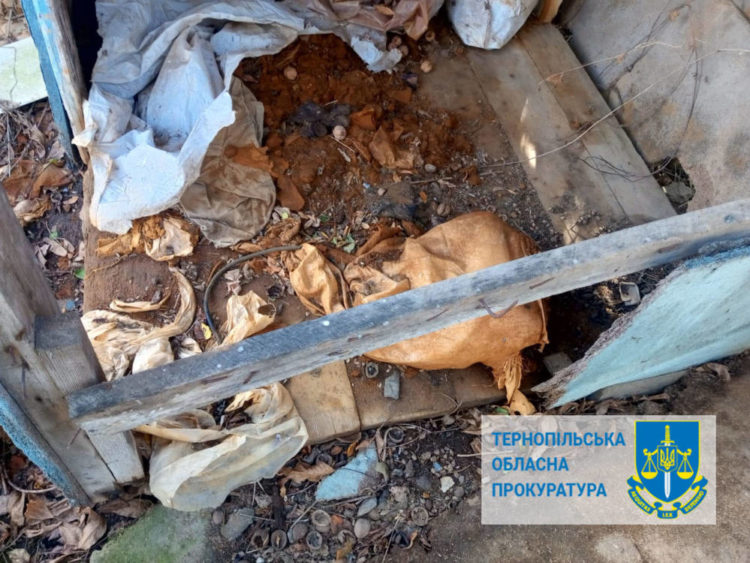 На території колишньої ферми в Кременецькому районні виявили хімікати, що забруднювали землю