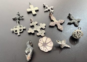 До США намагалися незаконно продати старовинний натільний хрест, який знайшли на Тернопільщині