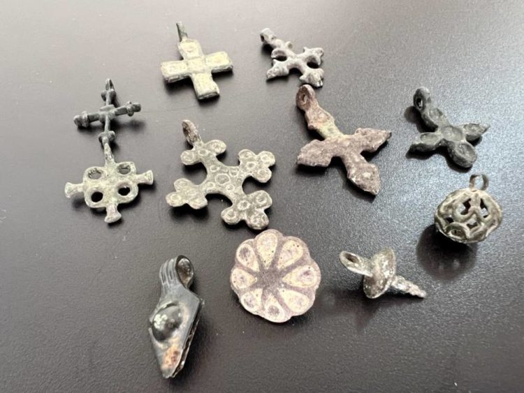 До США намагалися незаконно продати старовинний натільний хрест, який знайшли на Тернопільщині