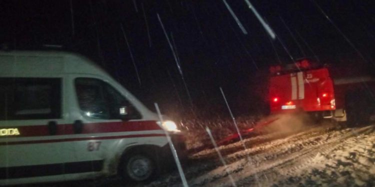 Перші жертви негоди: на Тернопільщині автівка швидкої злетіла з дороги