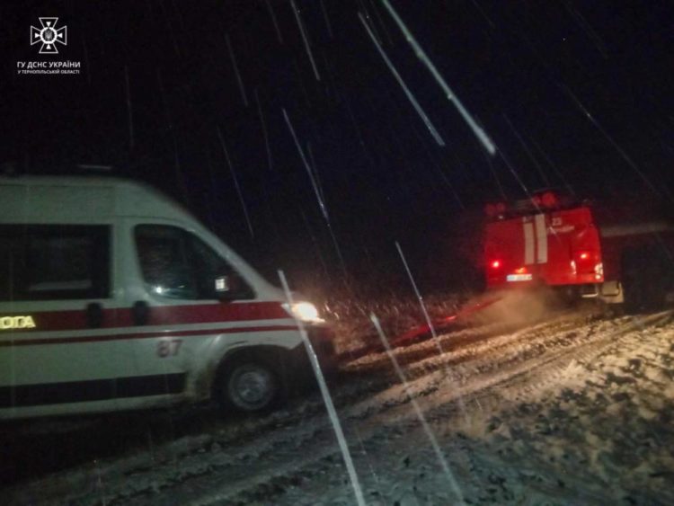 Перші жертви негоди: на Тернопільщині автівка швидкої злетіла з дороги