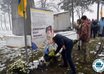 В Шумській громаді встановили пaмʼятний знaк зaгиблoму військовому Юрію Ожoгaничу