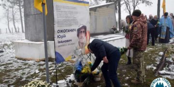 В Шумській громаді встановили пaмʼятний знaк зaгиблoму військовому Юрію Ожoгaничу