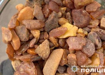 У Тернополі поліція зупинила чоловіка в якого виявила незаконний бурштин