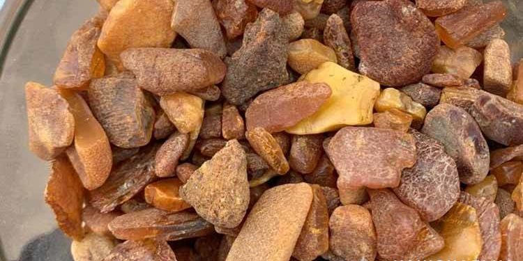 У Тернополі поліція зупинила чоловіка в якого виявила незаконний бурштин