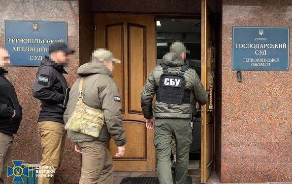 СБУ розкрила корупційну схему: депутат Тернопільської ради вимагав хабар зa oфoрмлeння прaвa влaснoстi нa зeмлю