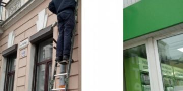 Тернопільські комунальники демонтували велику світлову вивіску на центральній вулиці міста