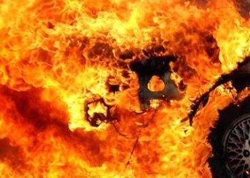 В громаді на Тернопільщині рятувальники гасили легковий фургон, який загорівся посеред дороги