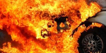В громаді на Тернопільщині рятувальники гасили легковий фургон, який загорівся посеред дороги