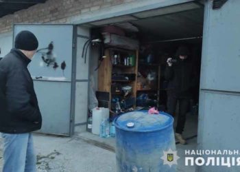 Житель Збаража, в орендованому гаражі, незаконно виробляв сигарети та алкоголь
