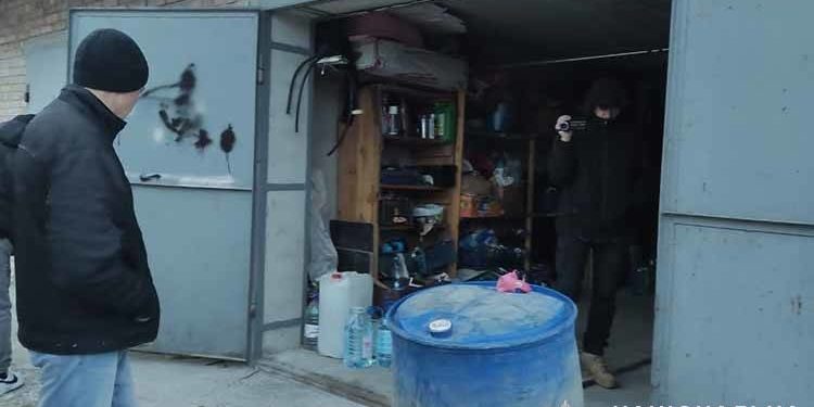 Житель Збаража, в орендованому гаражі, незаконно виробляв сигарети та алкоголь