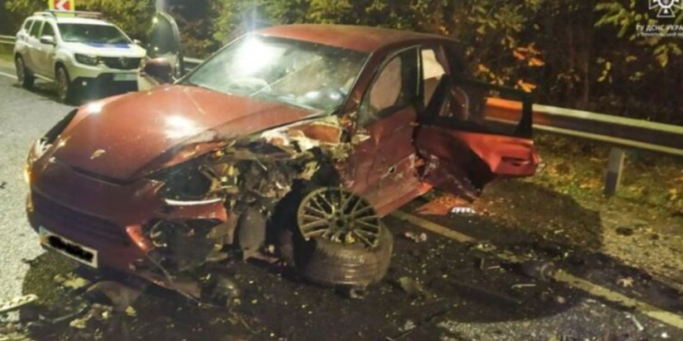 В аварії на Тернопільщині загинув водій дорогої іномарки