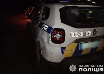У Кременці невідомий водій врізався в автівку патрульної поліції і зник з місця ДТП