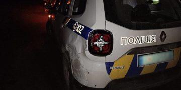 У Кременці невідомий водій врізався в автівку патрульної поліції і зник з місця ДТП