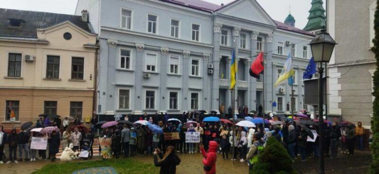 Під міською радою Тернополя знову відбувся протест