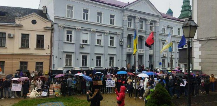Під міською радою Тернополя знову відбувся протест