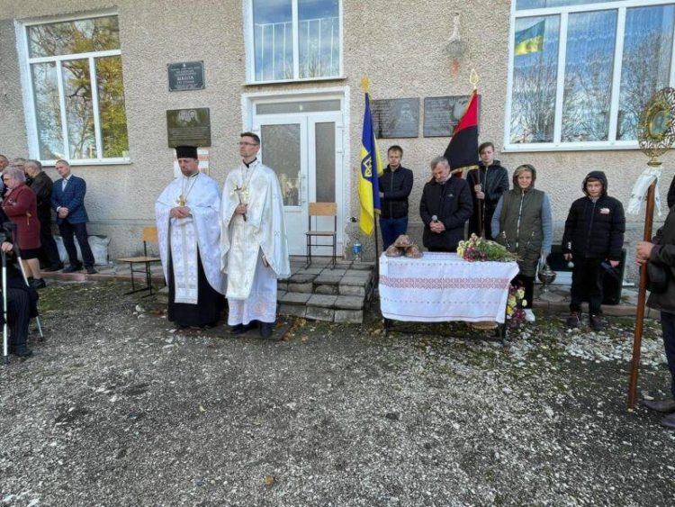 У Підволочиській громаді відкрили меморіальну дошку загиблому Герою Олегу Куштинцю