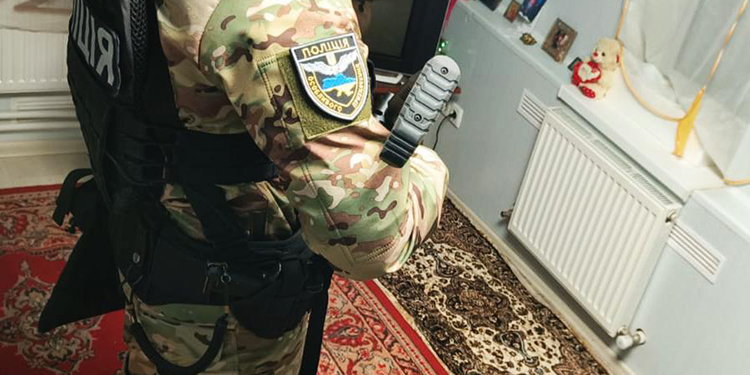 Заробляли на «продажі» автомобілів для ЗСУ: кіберполіцейські Полтавщини припинили діяльність злочинної групи