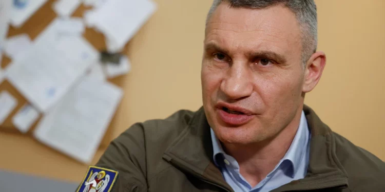 Віталій Кличко запевнив, що, попри скорочені фінансові можливості, столиця й надалі допомагатиме військовим