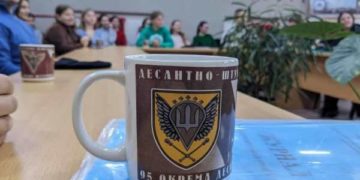 95 окрема десантно-штурмова бригада на знак вдячностi за пiдтримку передала студентам ТНПУ приємнi сувенiри