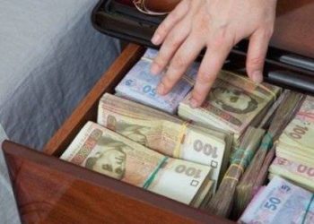 Двоє уродженців Закарпаття проникали у відкриті квартири в Тернополі та крали гроші