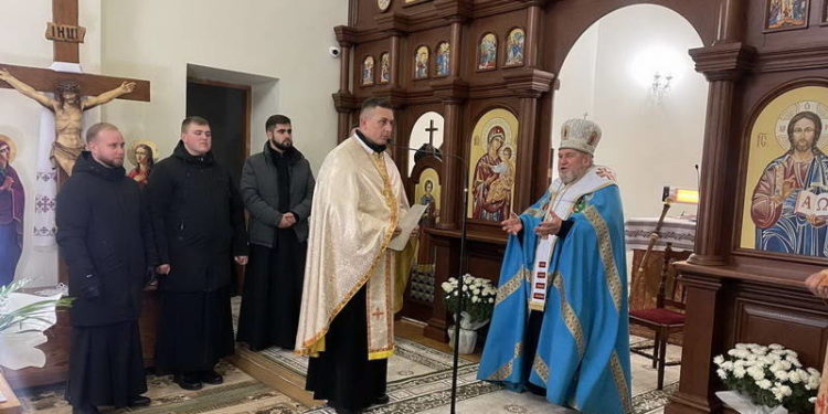 Архиєпископ і митрополит УГКЦ Василій Семенюк нагородив золотим хрестом священника з Микулинецької громади