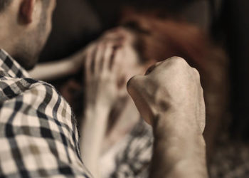 В громаді на Тернопільщині чоловік до півсмерті побив жінку, а тоді викликав для неї швидку