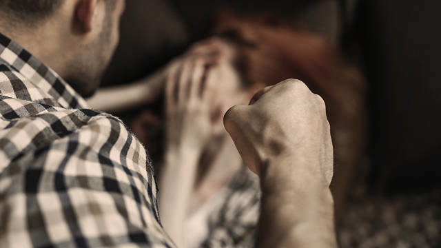 В громаді на Тернопільщині чоловік до півсмерті побив жінку, а тоді викликав для неї швидку