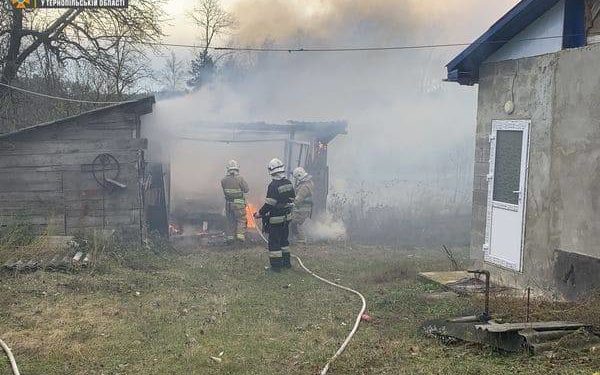Пожежа в Борсуківській громаді знищила господарську будівлю та автомобіль