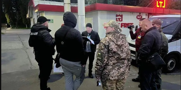 Правоохоронці Тернопільщини затримали чоловіка, який допомагав ухилянтам незаконно виїжджати за кордон