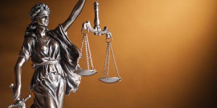 На Тернопільщині райсуд оштрафував чоловіка, який напав на односельчанку