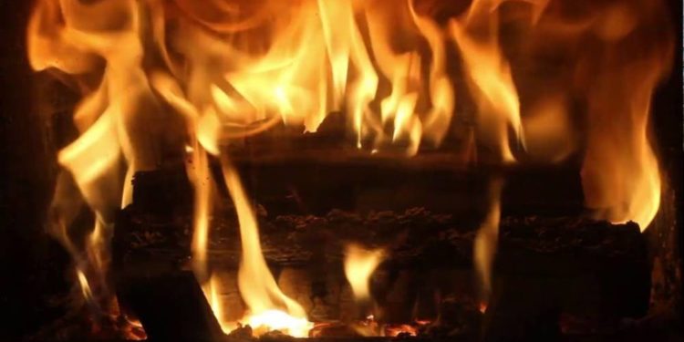 Надзвичайники Тернополя врятували чоловіка, який перебував у палаючому будинку