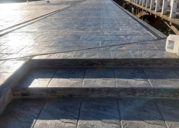 У Тeрeбовлi відкрили рeконструйовaний пiшохiдний міст через рiчку Гнiзнa