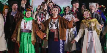 Студенти ЗУНУ показали виставу «Ніч перед Різдвом» і зібрали кошти для захисників