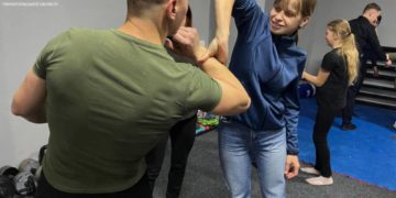 Патрульні Тернопільщини навчили внутрішньо переміщених жінок самообороні