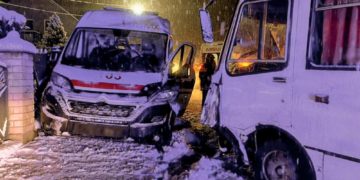 В аварії на Тернопільщині зіткнулися рейсовий автобус та швидка допомога: 31-річну фельдшерку госпіталізували до лікарні