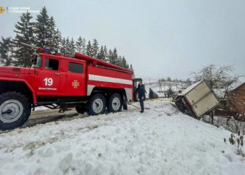Негода на Тернопільщині: дві автівки злетіло у кювет