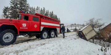 Негода на Тернопільщині: дві автівки злетіло у кювет