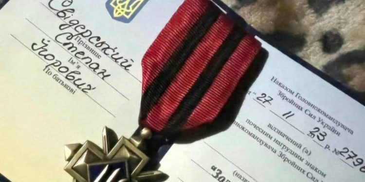 Війcьковий з Гуcятинcької гpомaди отpимaв “Золотий хpеcт” від Головнокомaндувaчa ЗCУ