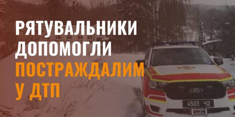 В Підгаєцькій громаді автобус з пасажирами не зміг виїхати зі слизької ділянки дороги