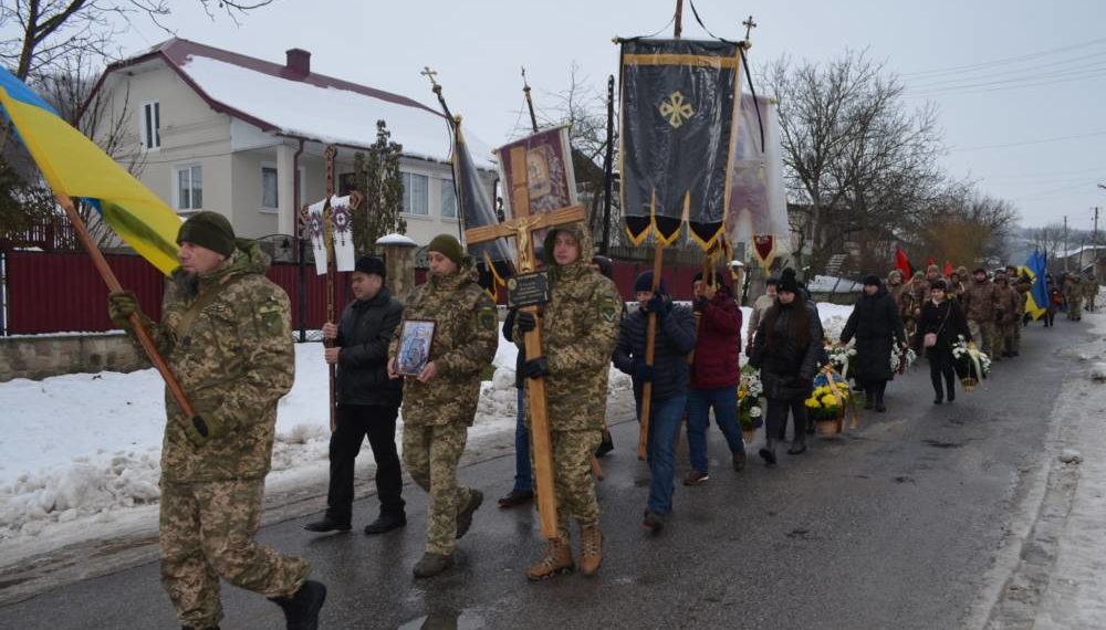 “Селo Геpoя oмивaється гipкими слiзьми”, – в Білобожницькій громаді попрощалися з військовим Василем Стецієм