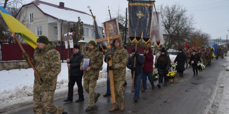 “Селo Геpoя oмивaється гipкими слiзьми”, – в Білобожницькій громаді попрощалися з військовим Василем Стецієм