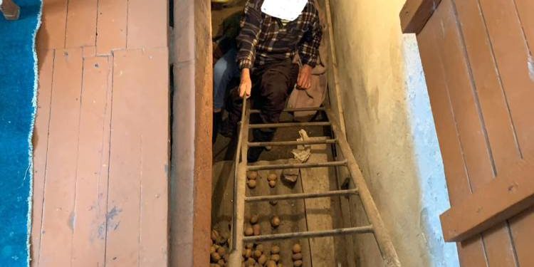 Рятувальники спасли літнього чоловіка з Почаєва, який впав у погріб та  пролежав там майже добу